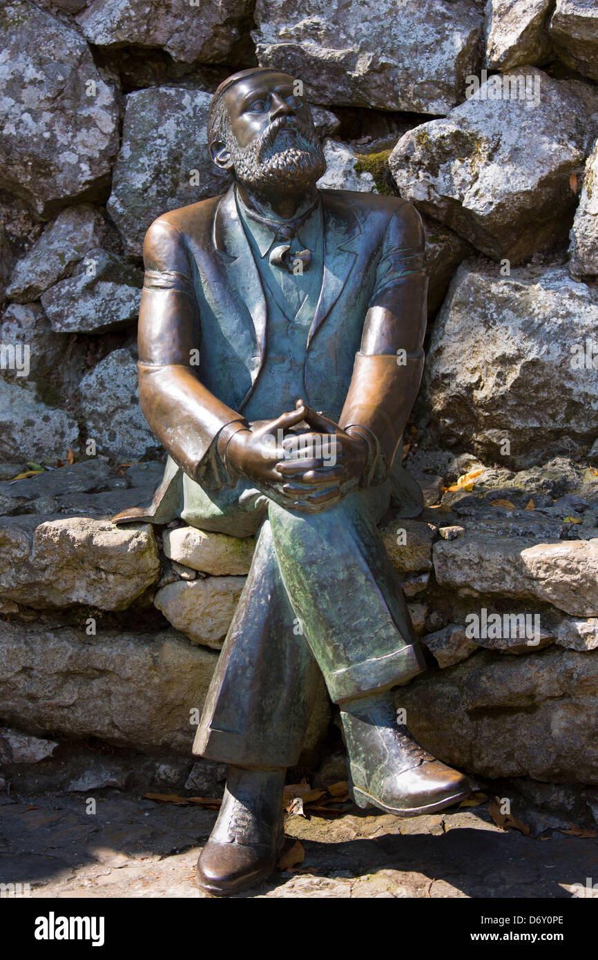 Statua in bronzo del famoso architetto Antoni Gaudi 1852 al 1926 a El Capricho de Gaudì a Comillas in Cantabria, SPAGNA Foto Stock