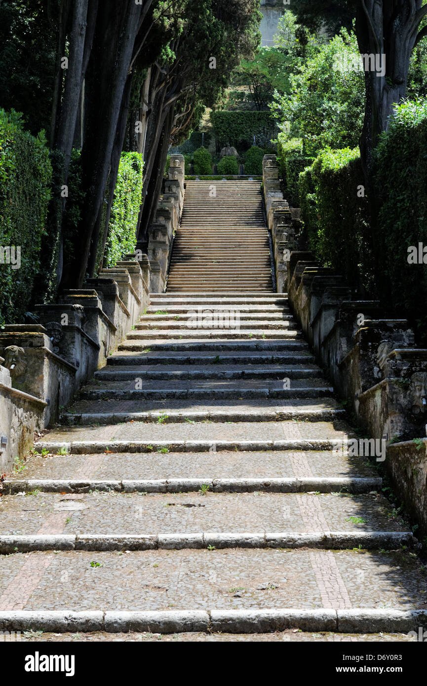 Villa d'Este. Tivoli. L'Italia. Vista lungo le scale di Bollori che partono da stagni di pesce, verso il viale del DRA Foto Stock