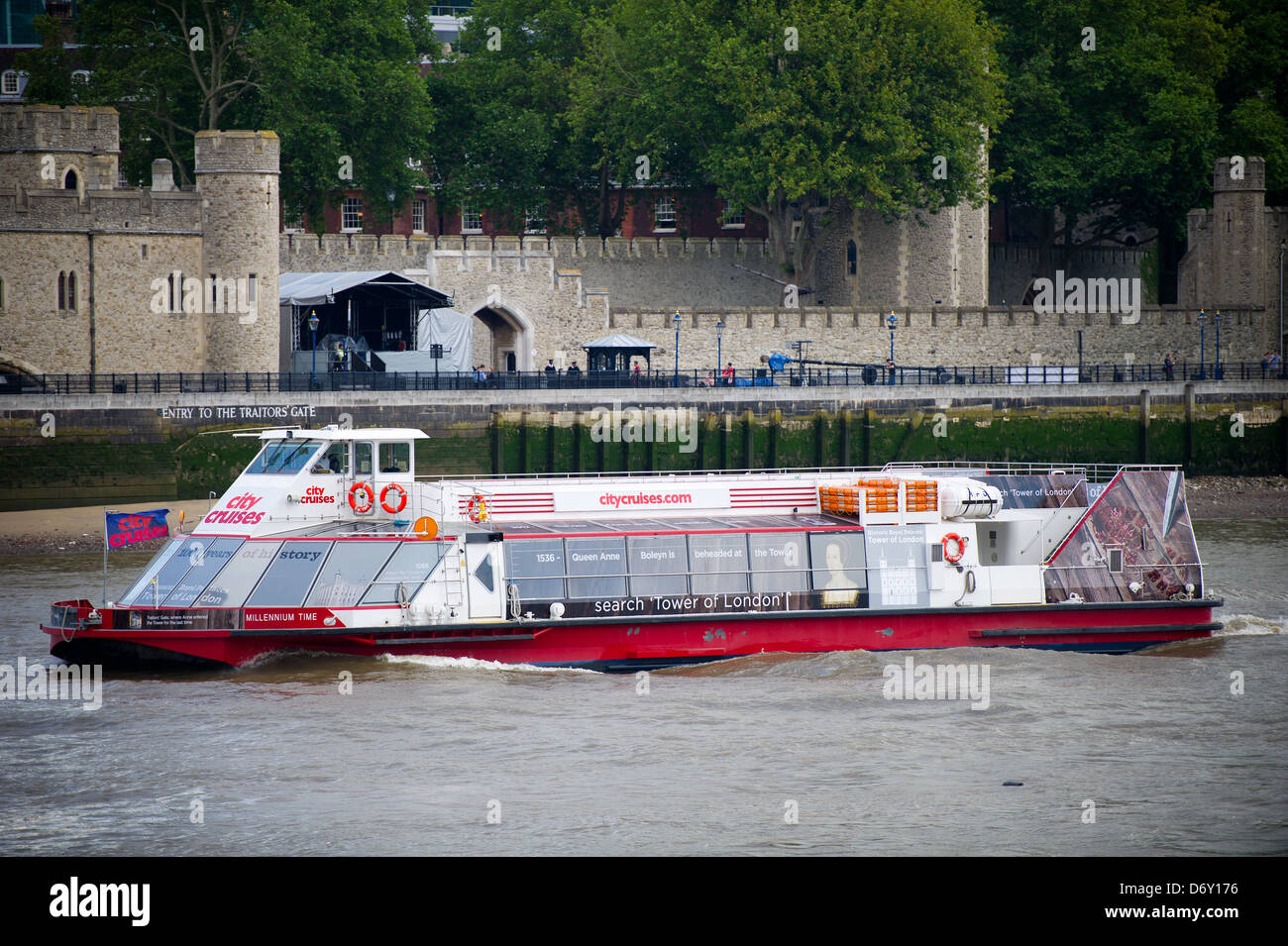 Un City tour crociere in barca sul fiume Tamigi a Londra, Regno Unito Foto Stock