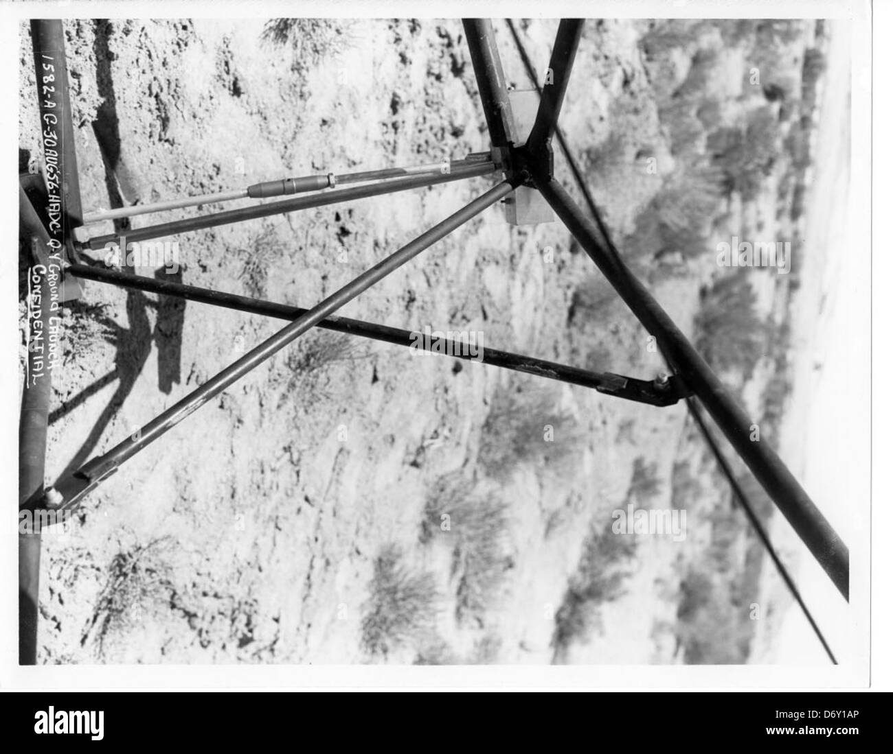 Questa fotografia cattura il test ferroviario di lancio a terra Q-4 del 1956 condotto dalla U.S. Air Force presso la Hill Air Force base. Mostra i test dei sistemi di droni da parte della Ryan Aeronautical per applicazioni militari. Foto Stock