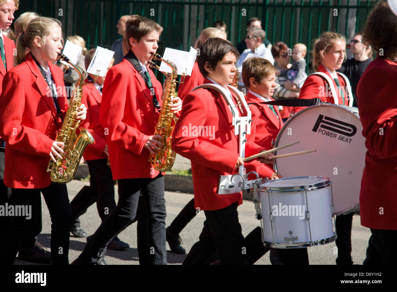 ANZAC Day Parade ad Avalon, Sydney, Australia, con giovani musicisti della banda della scuola secondaria di Barrenjoey, che indossano giacche rosse, si esibiscono alla Anzac Parade Foto Stock