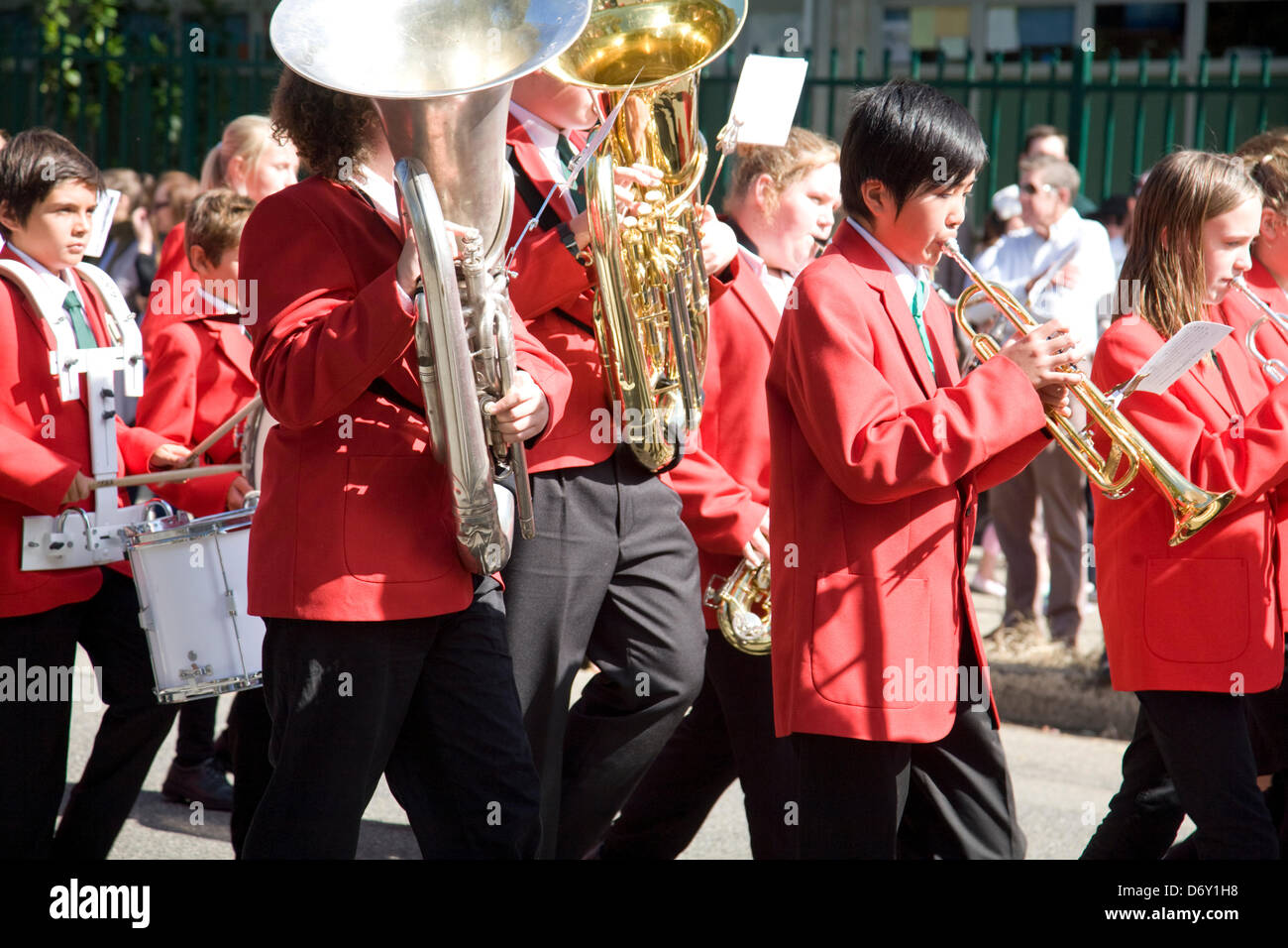 ANZAC Day Parade ad Avalon, Sydney, Australia, con giovani musicisti della banda della scuola secondaria di Barrenjoey, che indossano giacche rosse, si esibiscono alla Anzac Parade Foto Stock