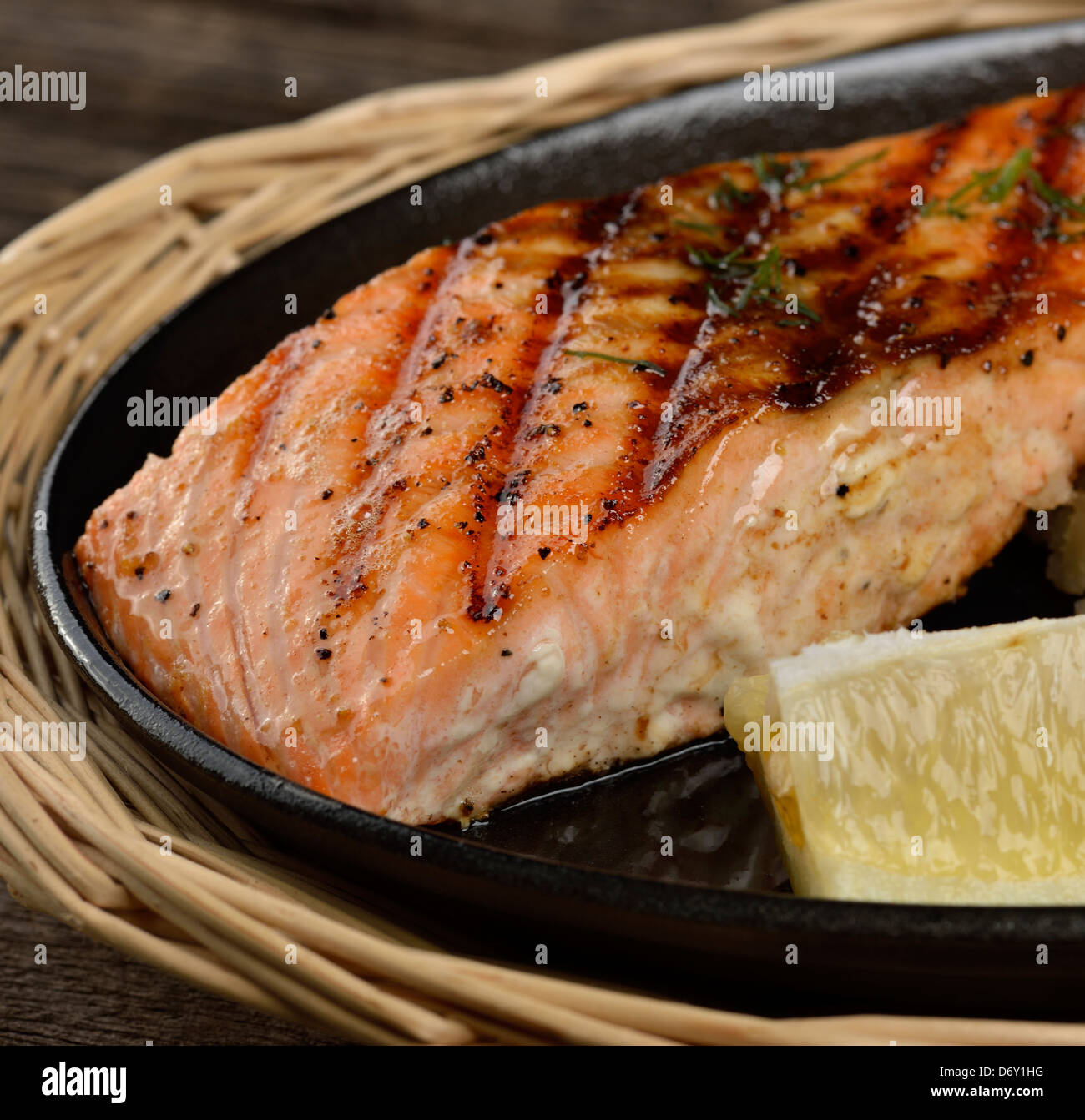 Filetto di salmone alla griglia con limone Foto Stock