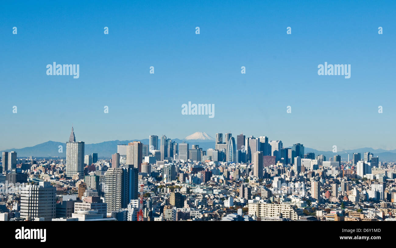Shinjuku skyline con Mt. Fuji in lontananza. Foto Stock