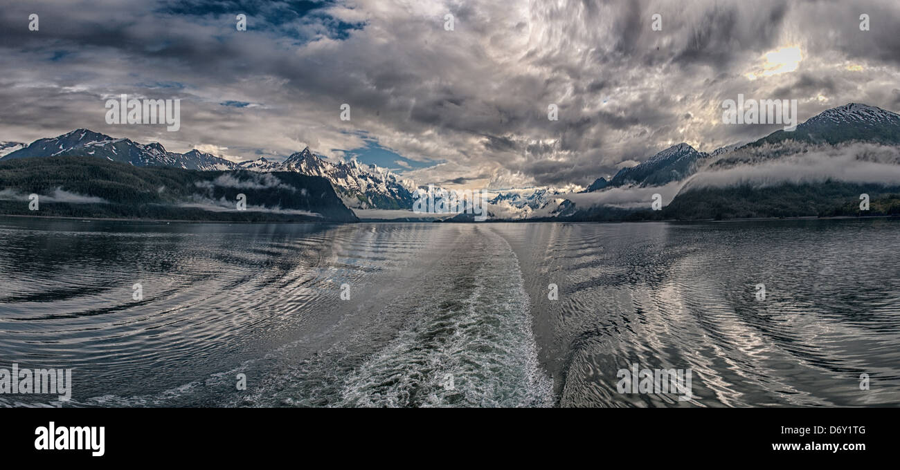 Una immagine panoramica della nave di crociera sulla scia del passaggio interno vicino a Glacier Bay Alaska Foto Stock