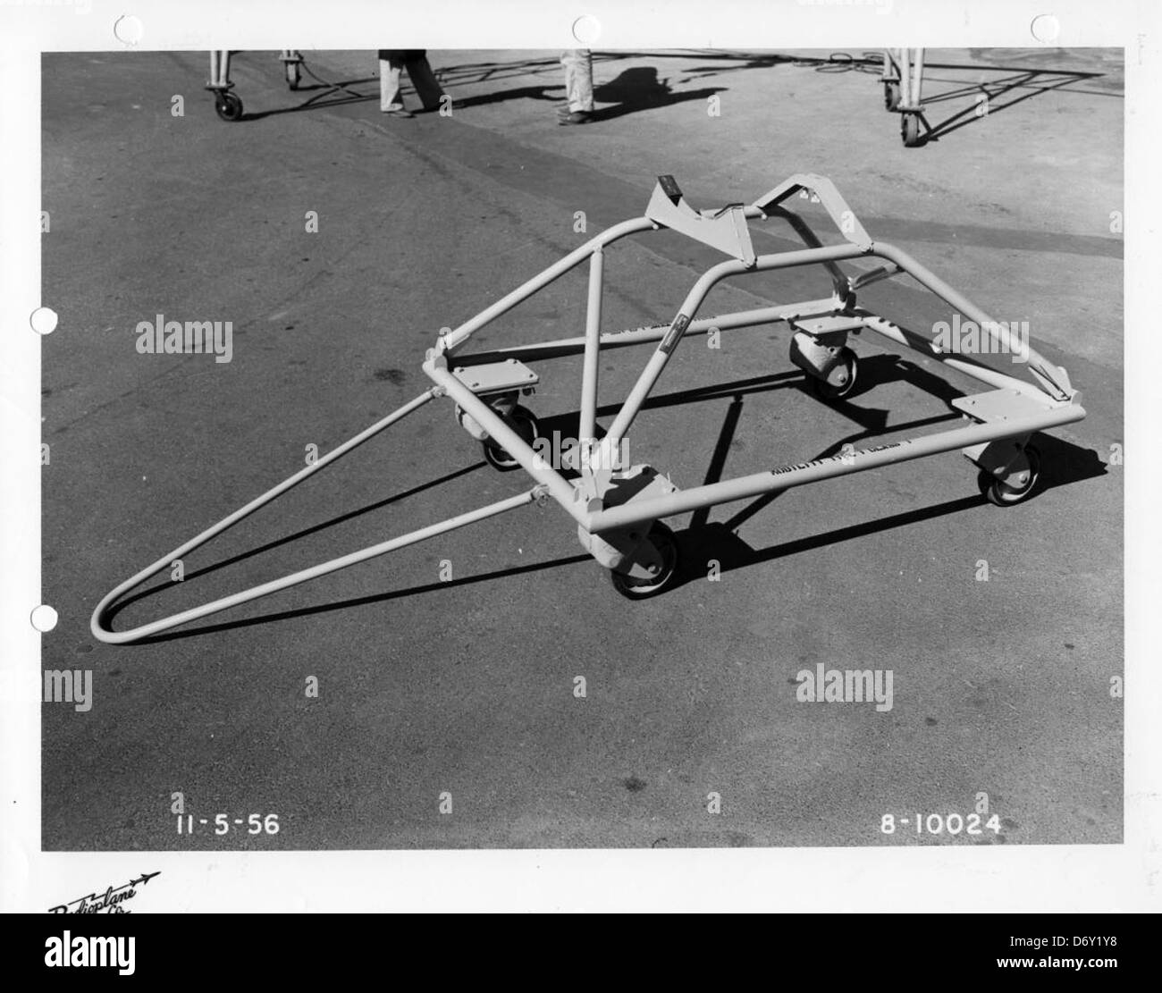 Una stampa scansionata che mostra un carrello per motori RP-54D Radioplane, utilizzato per il trasporto di motori per veicoli aerei senza equipaggio (UAV) durante gli anni '1950 L'RP-54D faceva parte degli sforzi della Ryan Aeronautical Company nello sviluppo di droni per applicazioni militari. Foto Stock