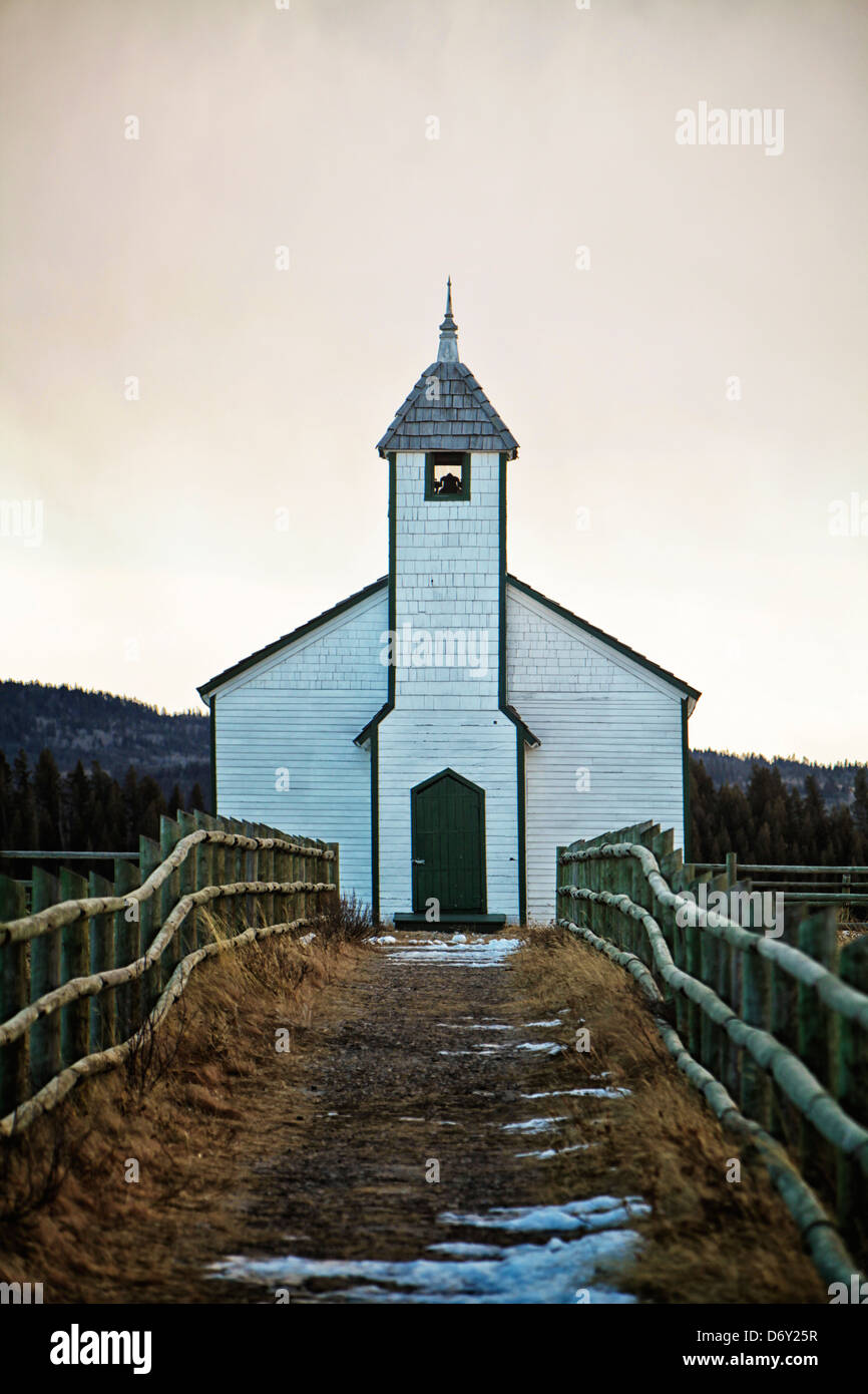 Un provinciale sito storico della prima Chiesa Metodista nel sud dell'Alberta. Piccola chiesa bianca ai piedi delle colline di Alberta. Foto Stock