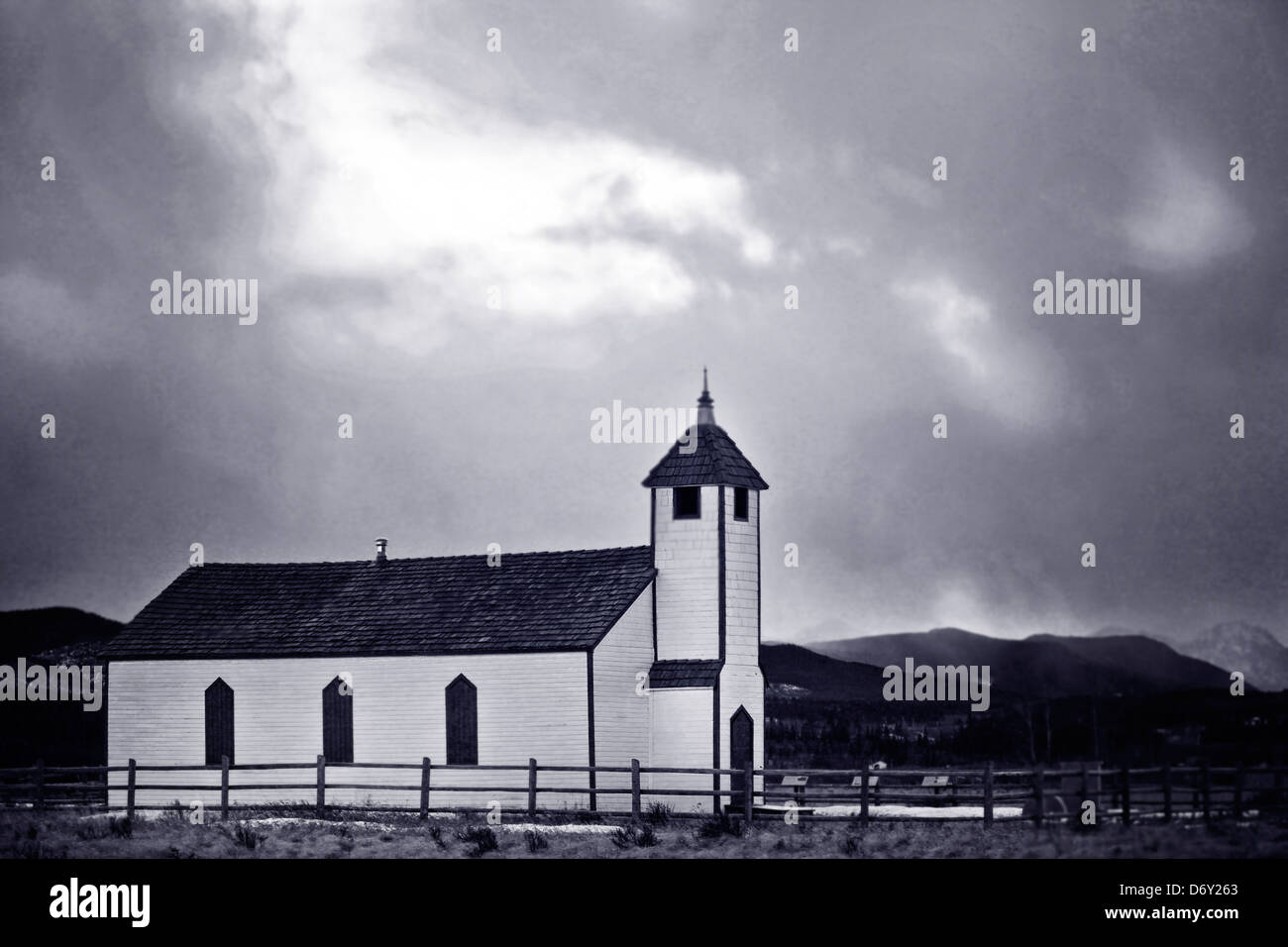 Storica Chiesa Metodista, McDougall Chiesa, Cochrane Alberta, nuvole temporalesche Telaio tettuccio Foto Stock