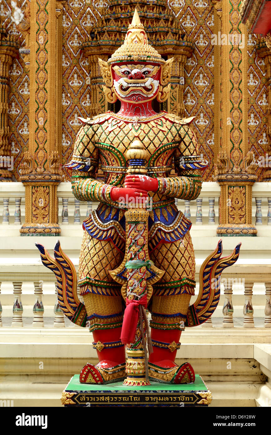 Thai custode gigante sempre stare a sinistra e a destra il tempio di ingresso Foto Stock