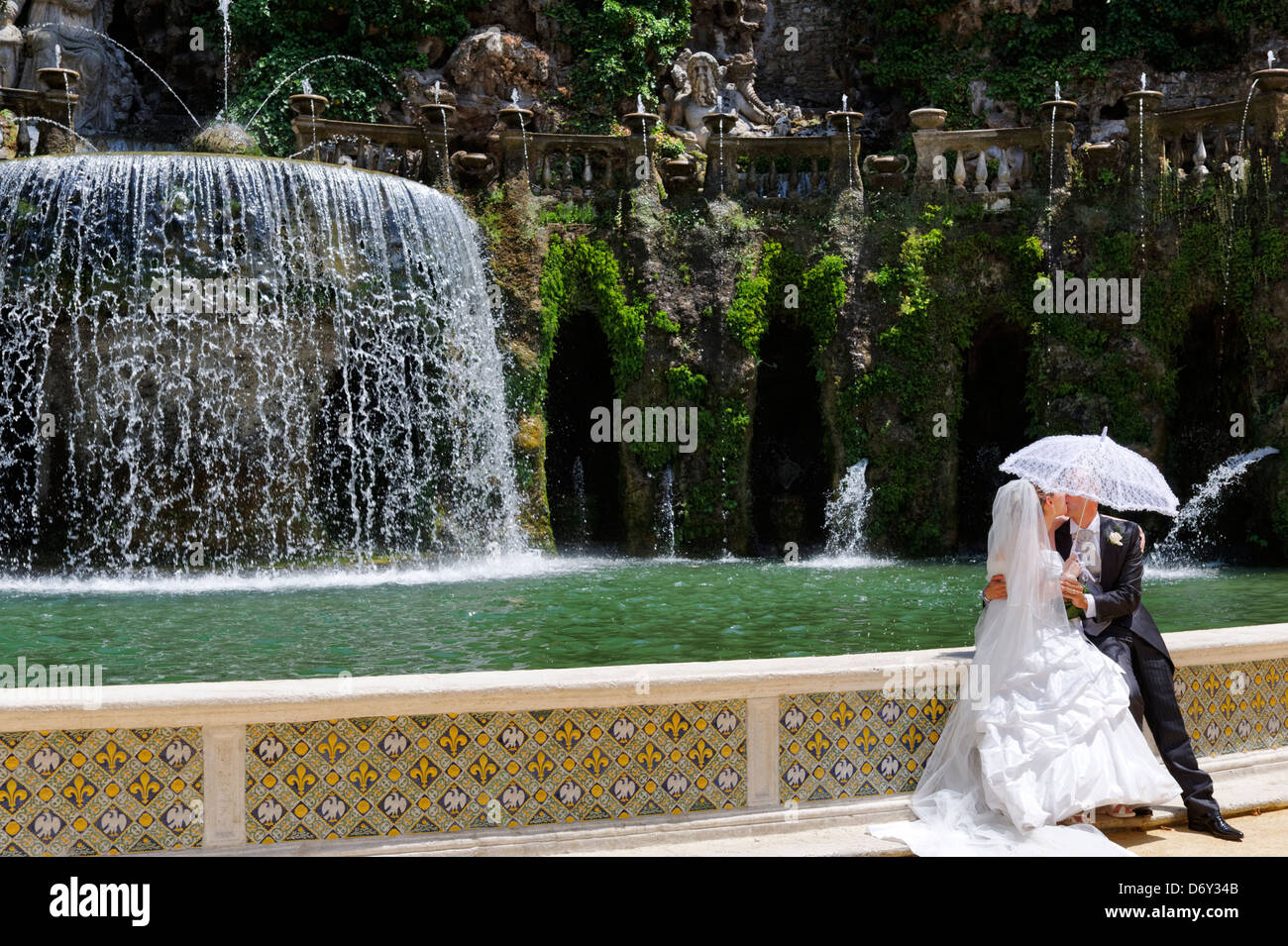 Villa D Este. Tivoli. L'Italia. Vista di una sposa e lo sposo la grandiosa fontana dell'Ovato o ovale fontana progettata da Pirro Li Foto Stock