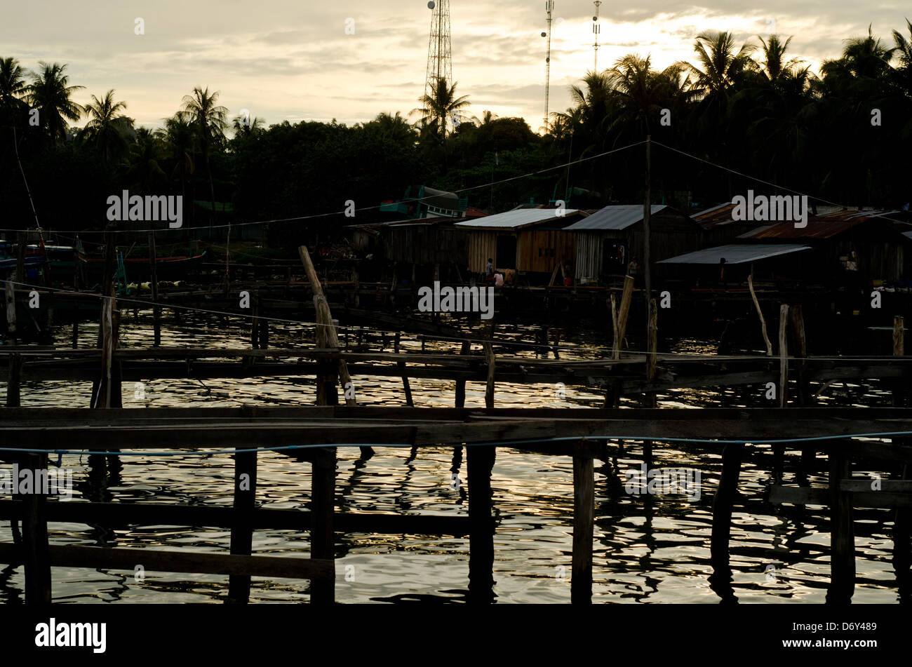 Koh Sdach (King's Island) ,Cambogia pescatori pier,Tramonto Foto Stock