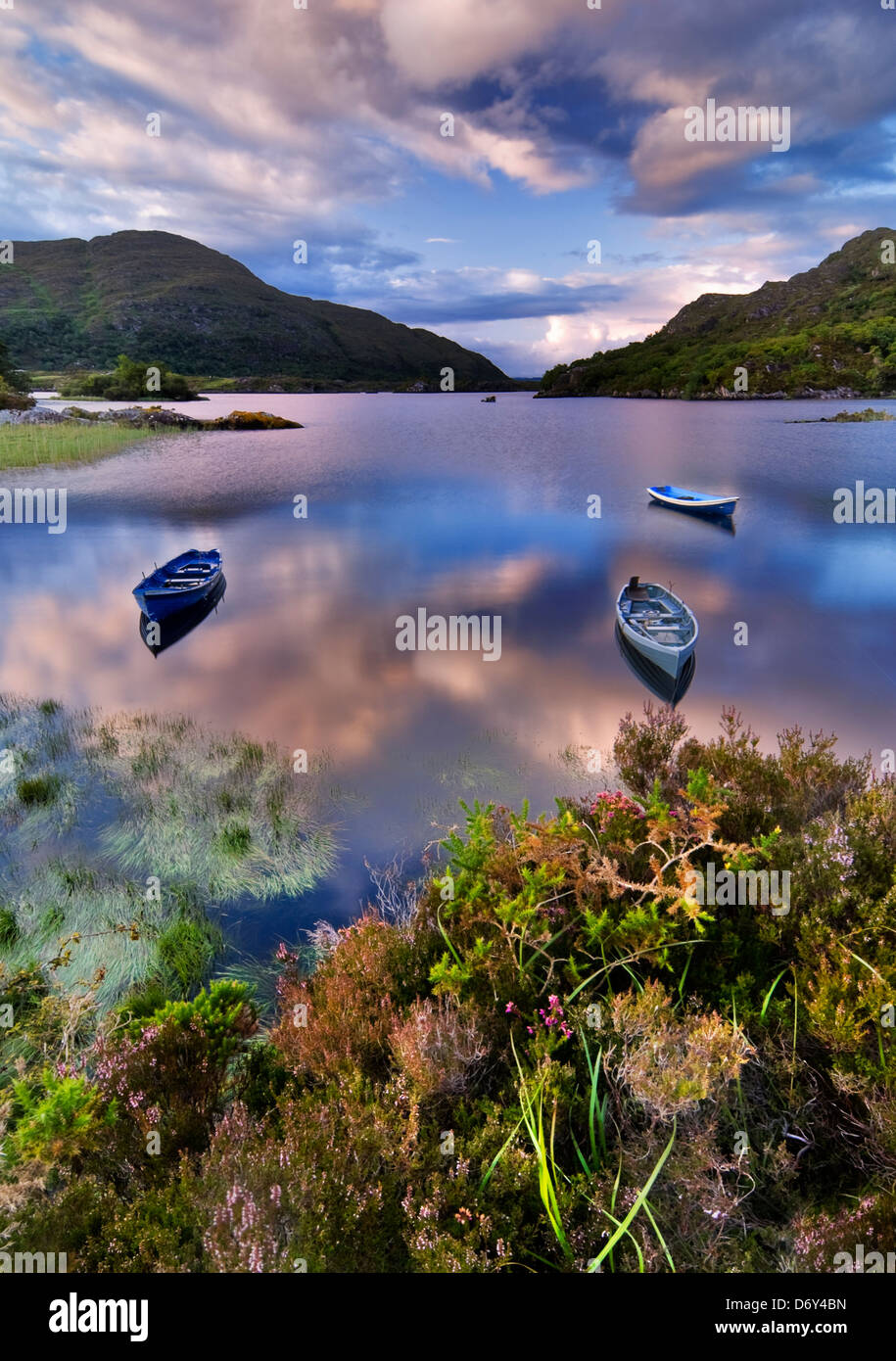Barche in acqua nel Parco Nazionale di Killarney, Repubblica di Irlanda, Europa Foto Stock