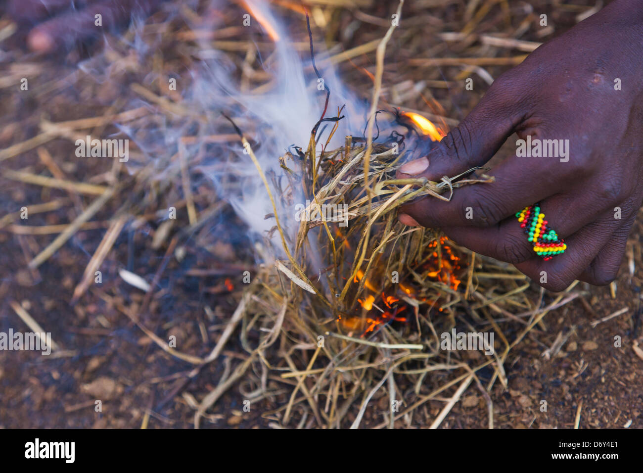 Masai persone disegno di fuoco di legna, Masai Mara, Kenya Foto Stock