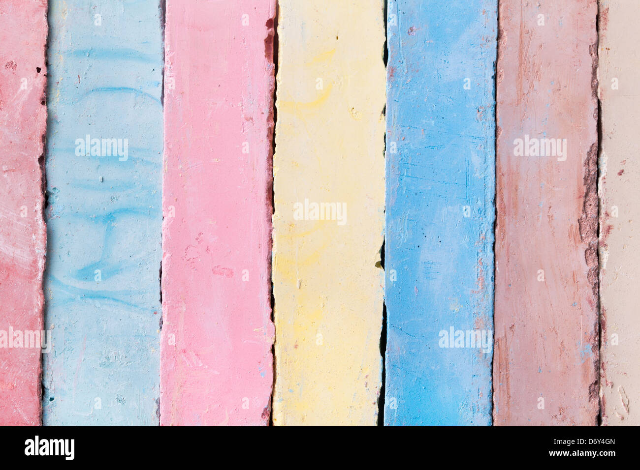 Pezzi di gessi colorati fila closeup Foto Stock