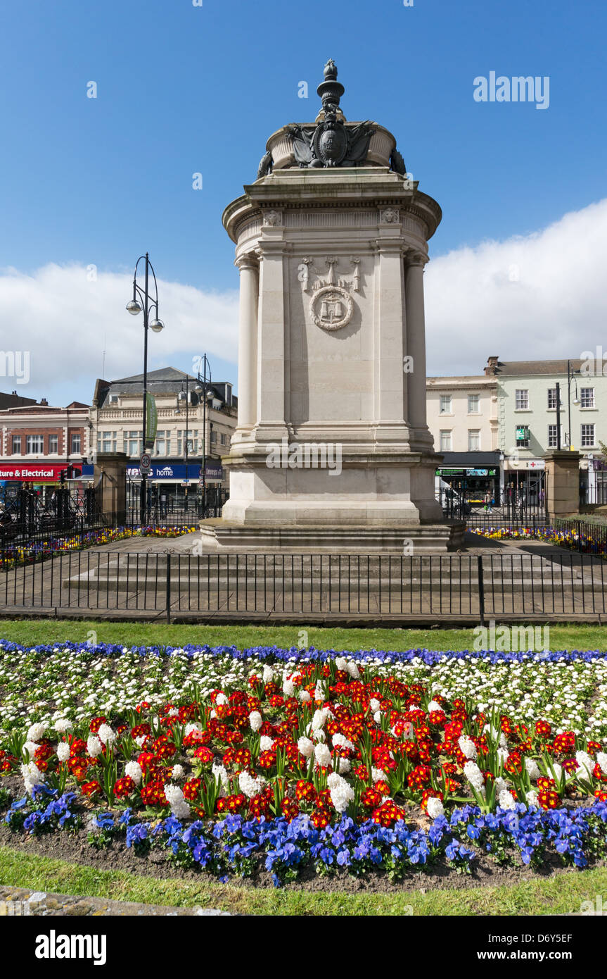 Visualizzazione dei fiori di primavera prima che il Memoriale di guerra di Stockton-on-Tees North East England Regno Unito Foto Stock