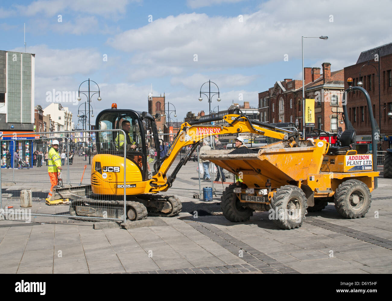 JCB mini escavatore caricamento dumper Stockton-on-Tees High Street, North East England Regno Unito Foto Stock