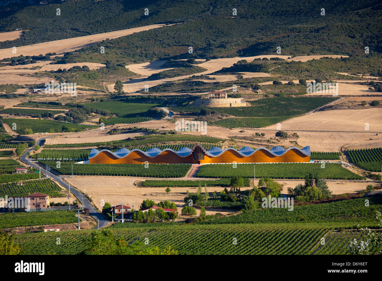 Architettura futuristica nel paesaggio tradizionale Ysios Bodega cantina a Laguardia in Rioja-Alaveda zona vitivinicola, Spagna Foto Stock