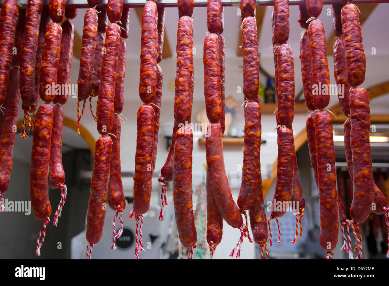 Negozio di vendita di cibo artigianale e di carne curata chorizo in Calle Major nella città di Laguardia, Rioja-Alavesa, Paesi Baschi, Spagna Foto Stock