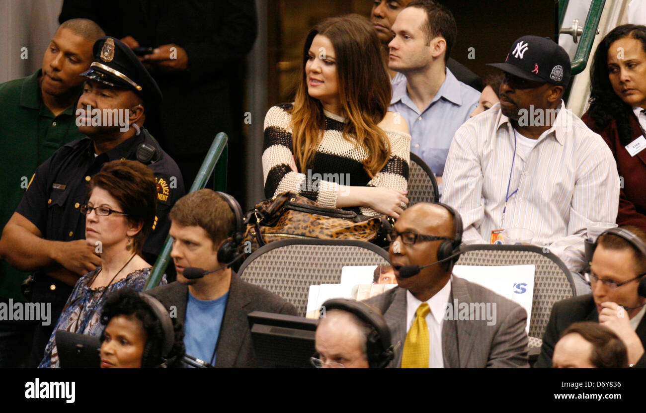 Khloe Kardashian frequentando il basket della NBA Game tra Dallas Mavericks e New York Knicks Dallas Texas - Foto Stock