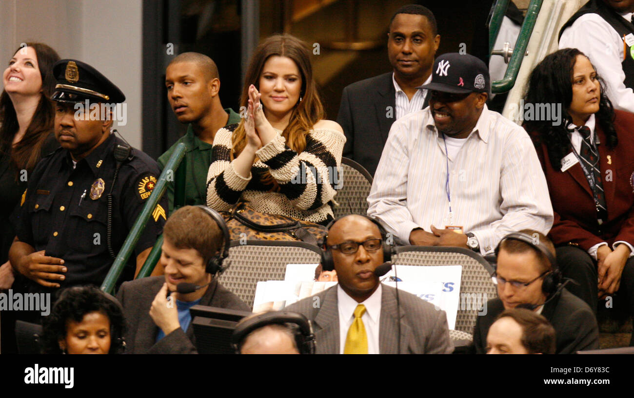Khloe Kardashian frequentando il basket della NBA Game tra Dallas Mavericks e New York Knicks Dallas Texas - Foto Stock