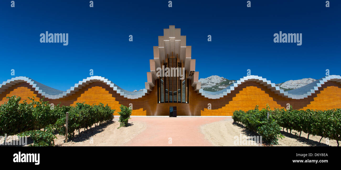 L'azienda vinicola Ysios Bodega ha un'architettura futuristica presso LaGuardia, nella zona vinicola di Rioja-Alaveda, nei Paesi Baschi, in Spagna Foto Stock