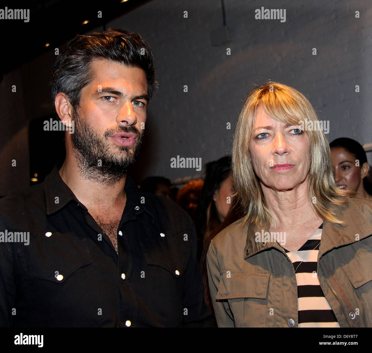 Jeremie Roza e Kim Gordon superficie aria store opening party - all'interno di New York City, Stati Uniti d'America - 07.09.11 Foto Stock