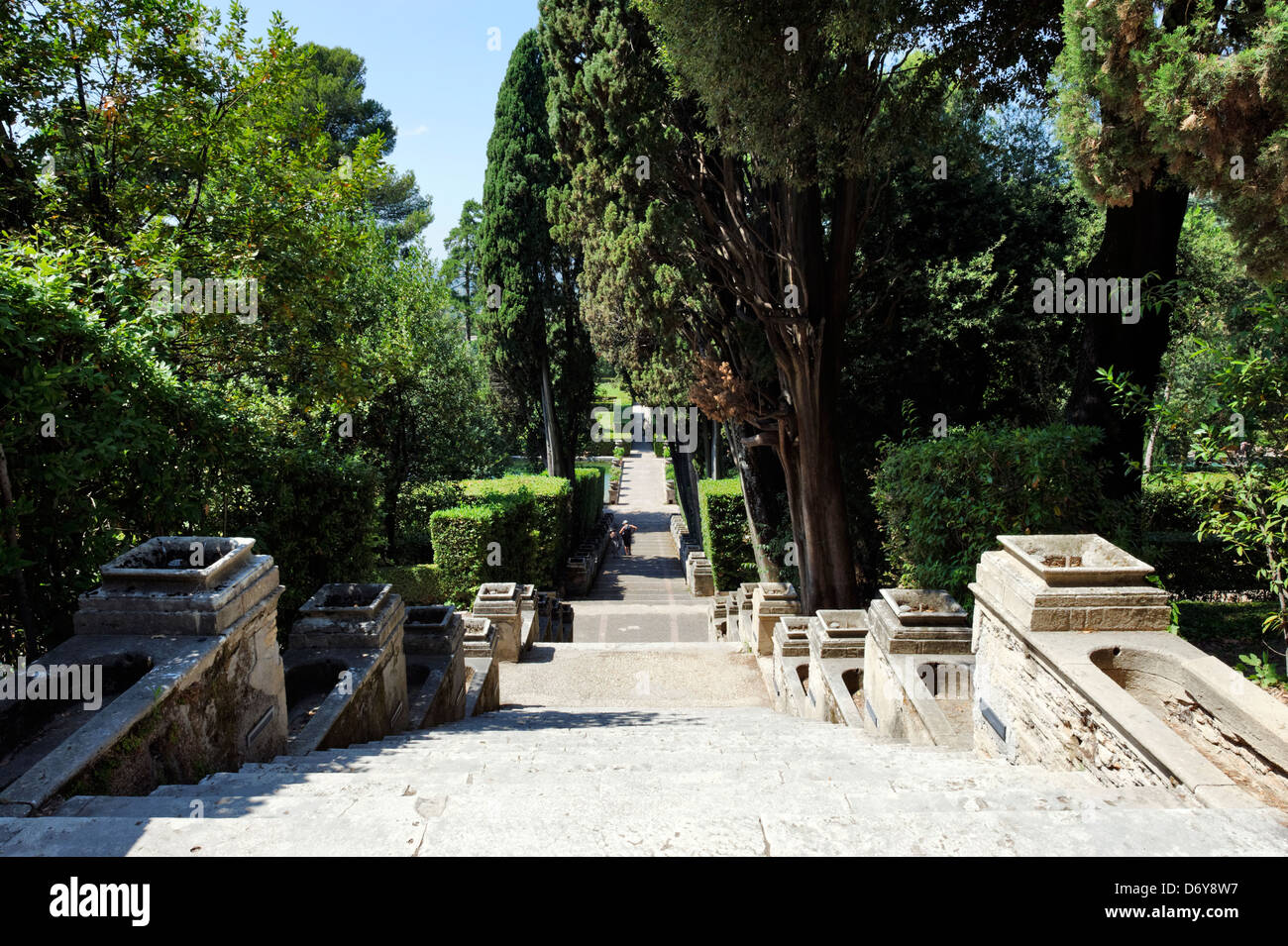 Villa d'Este. Tivoli. L'Italia. Vista lungo le scale di Bollori che partono da stagni di pesce, verso il viale del DRA Foto Stock