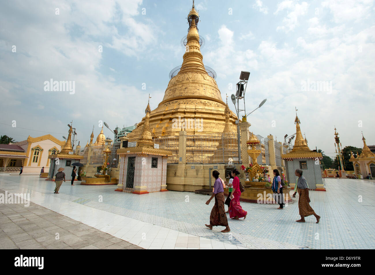 Donne birmane a piedi intorno alla Pagoda Botataung Yangon Myanmar (Birmania) Foto Stock