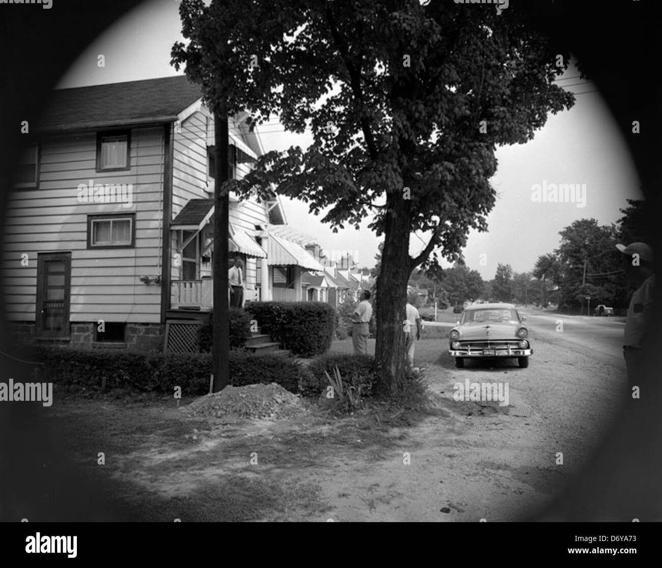 Una fotografia di Patterson Avenue a Richmond, Virginia, scattata nel 1958 da Adolph B. Rice Studio. Questa immagine mette in risalto le caratteristiche architettoniche e il paesaggio di questa trafficata strada a Richmond. Foto Stock