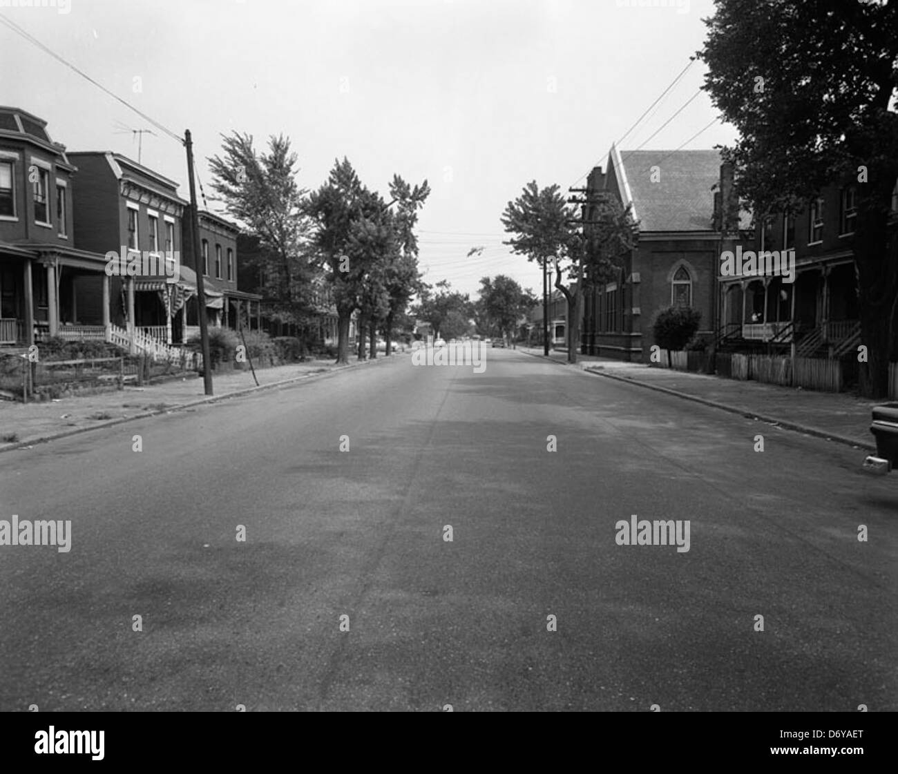 Questa immagine mostra Belmont Avenue a Richmond, Virginia, catturata da Adolph B. Rice Studio. Mostra l'architettura della strada, fornendo un'istantanea del paesaggio urbano durante la metà del XX secolo. Foto Stock