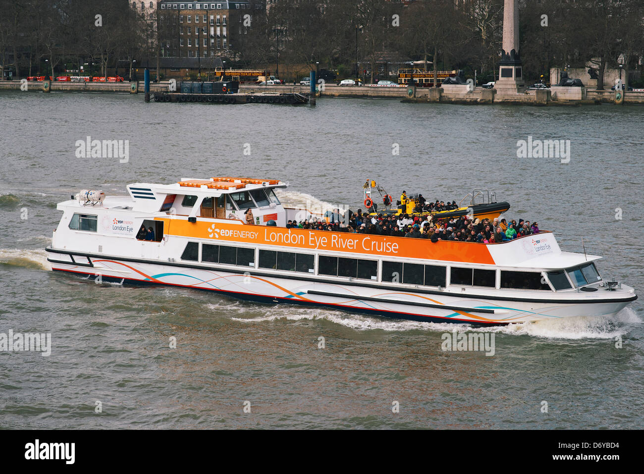 Barca fluviale da crociera sul Fiume Tamigi SouthBank Londra Foto Stock