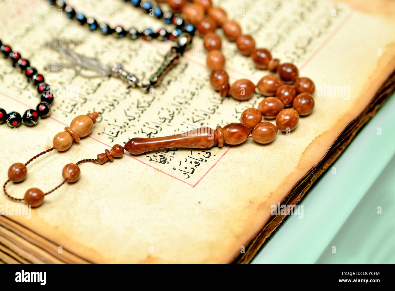 Duecento anni di un antico canto scripted Corano con grani di preghiera Foto Stock
