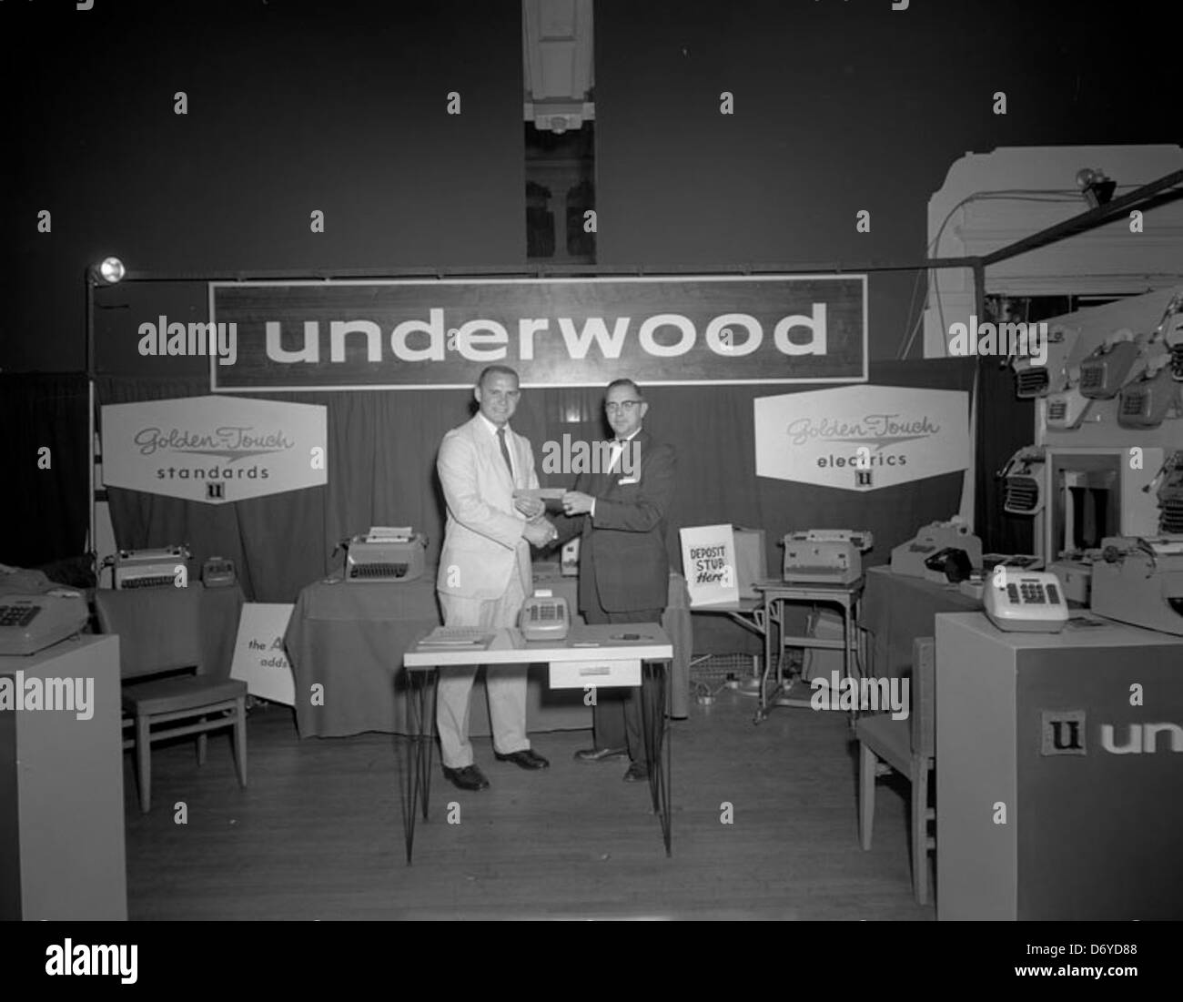 Questa mostra espone i prodotti della Underwood Typewriter Company, evidenziando il significato storico delle macchine da scrivere all'inizio del XX secolo. L'esposizione, catturata dall'Adolph B. Rice Studio, fa parte della collezione della Library of Virginia, preservando l'eredità di queste macchine da scrivere nel contesto della storia americana e della tecnologia della comunicazione. Foto Stock