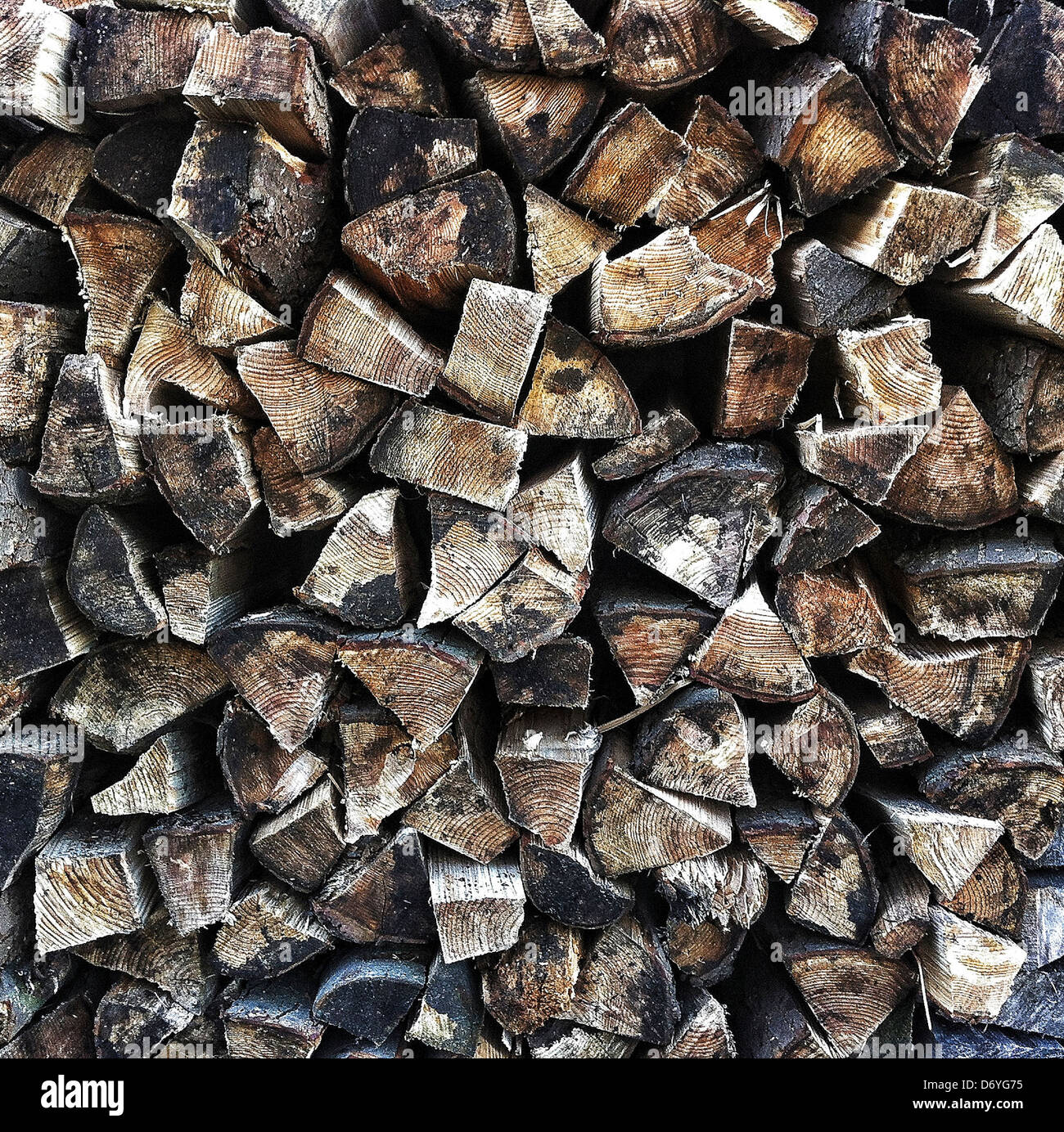 In prossimità dei registri nella pila di legno - Immagine stock catturata con smartphone