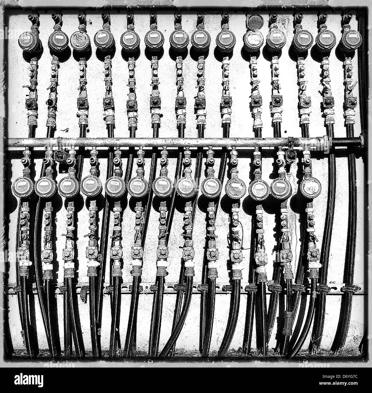 Close up di tubazioni e valvole - Immagine stock catturata con smartphone