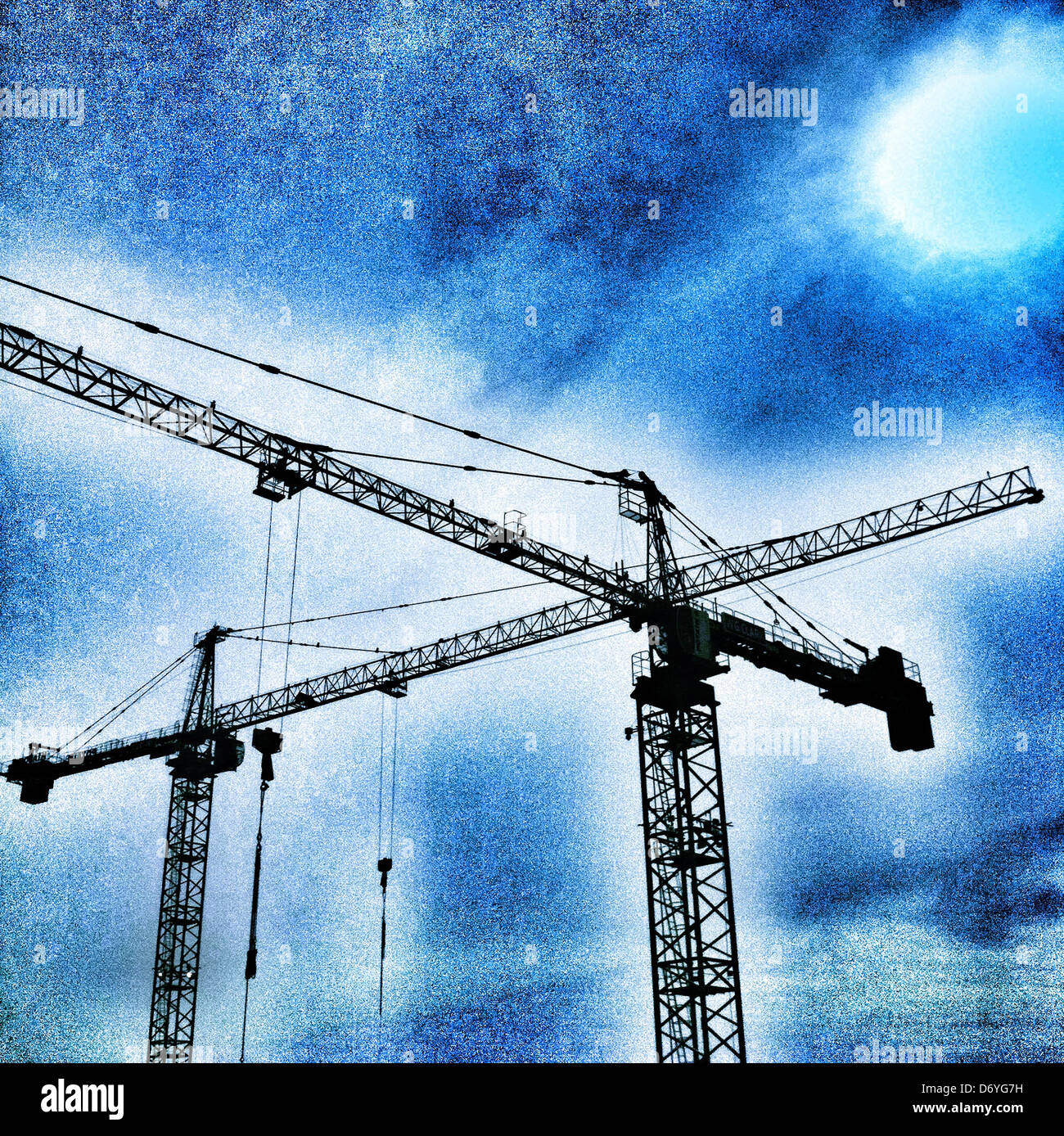 Gru edili contro sky - Immagine stock catturata con smartphone