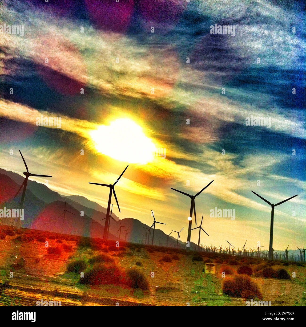 Wind Farm contro il sole e cielo blu, Desert Hot Springs, California, Stati Uniti - Immagine stock catturata con smartphone