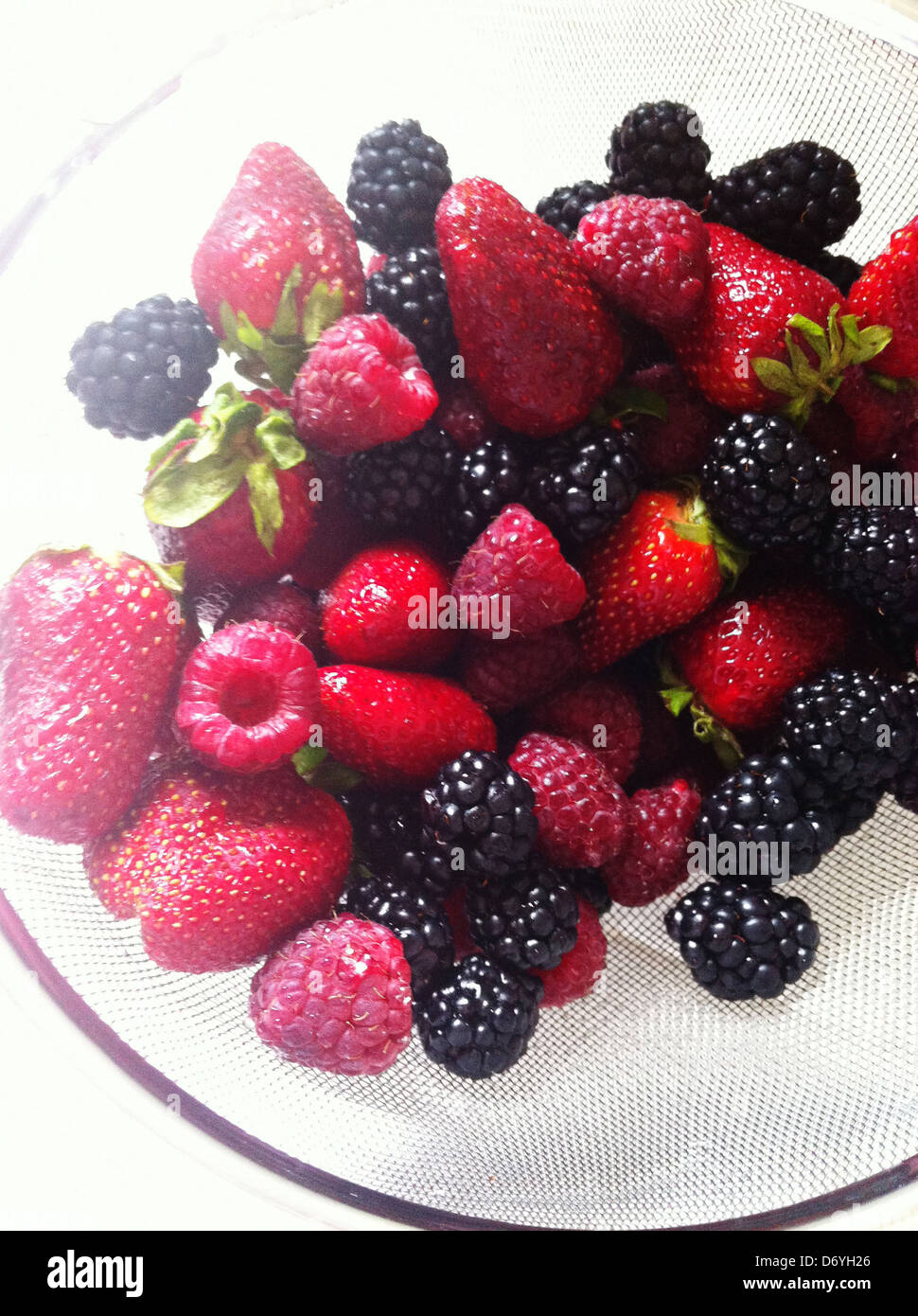 Frutta fresca nella succhieruola - Immagine stock catturata con smartphone