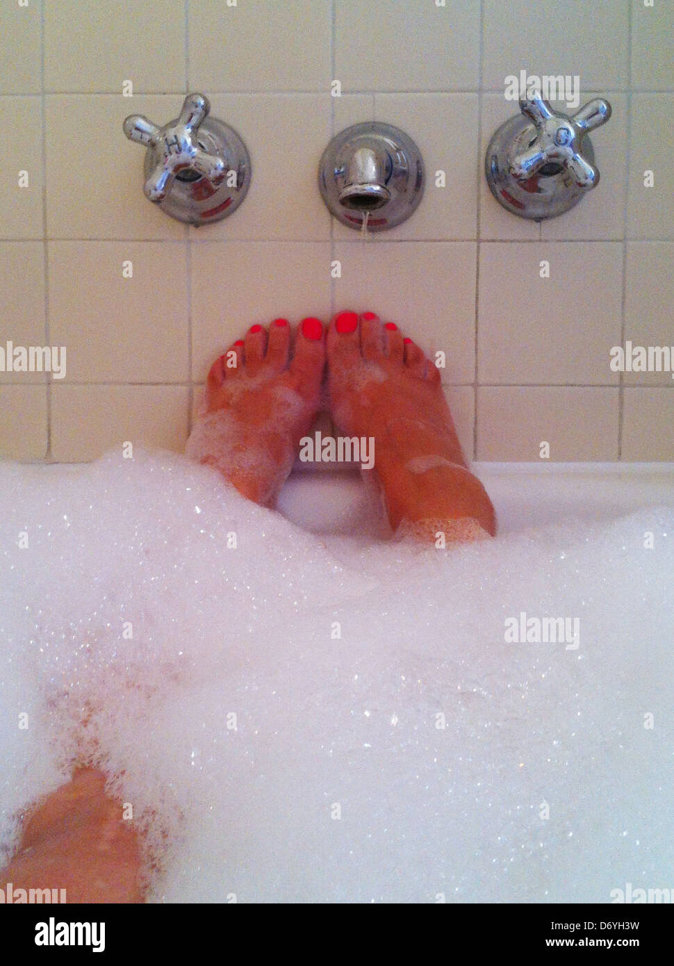 Donna in ammollo nella vasca da bagno - Immagine stock catturata con smartphone