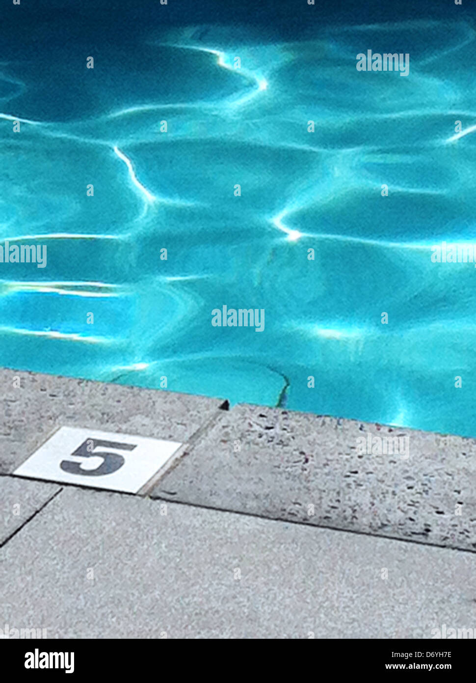 Cinque piedi di marcatore sul bordo della piscina Foto Stock