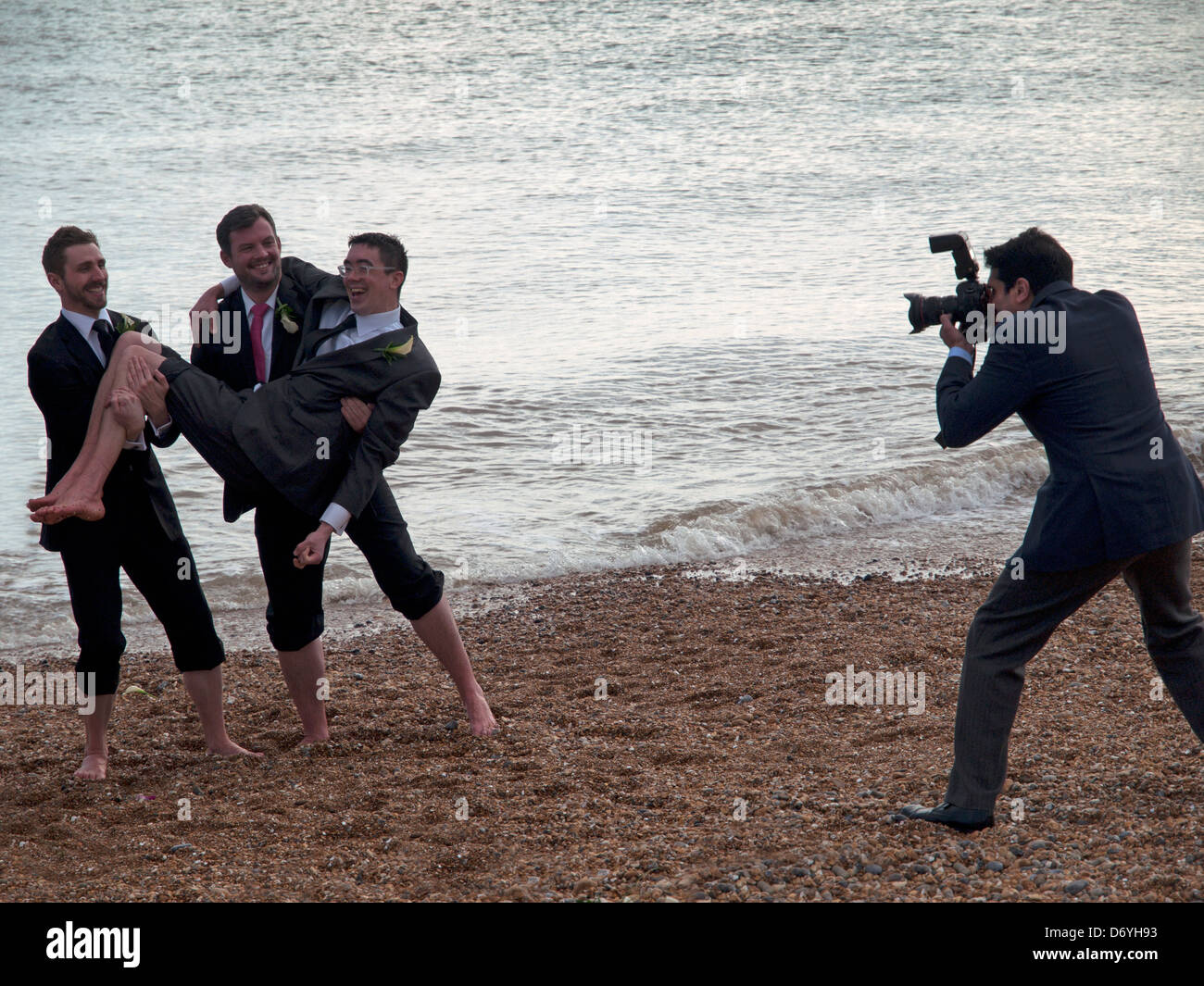 Una festa di nozze sulla spiaggia di Brighton Foto Stock