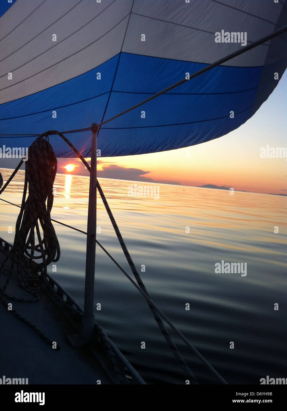 In barca a vela e navigare sull oceano al tramonto - Immagine stock catturata con smartphone