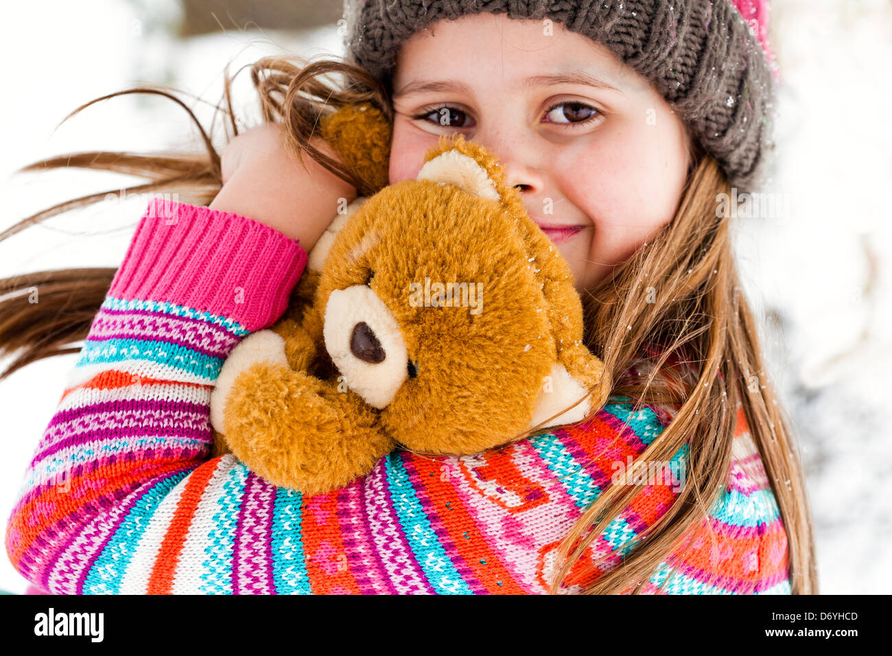 Ragazza con un orsacchiotto di peluche. Foto Stock