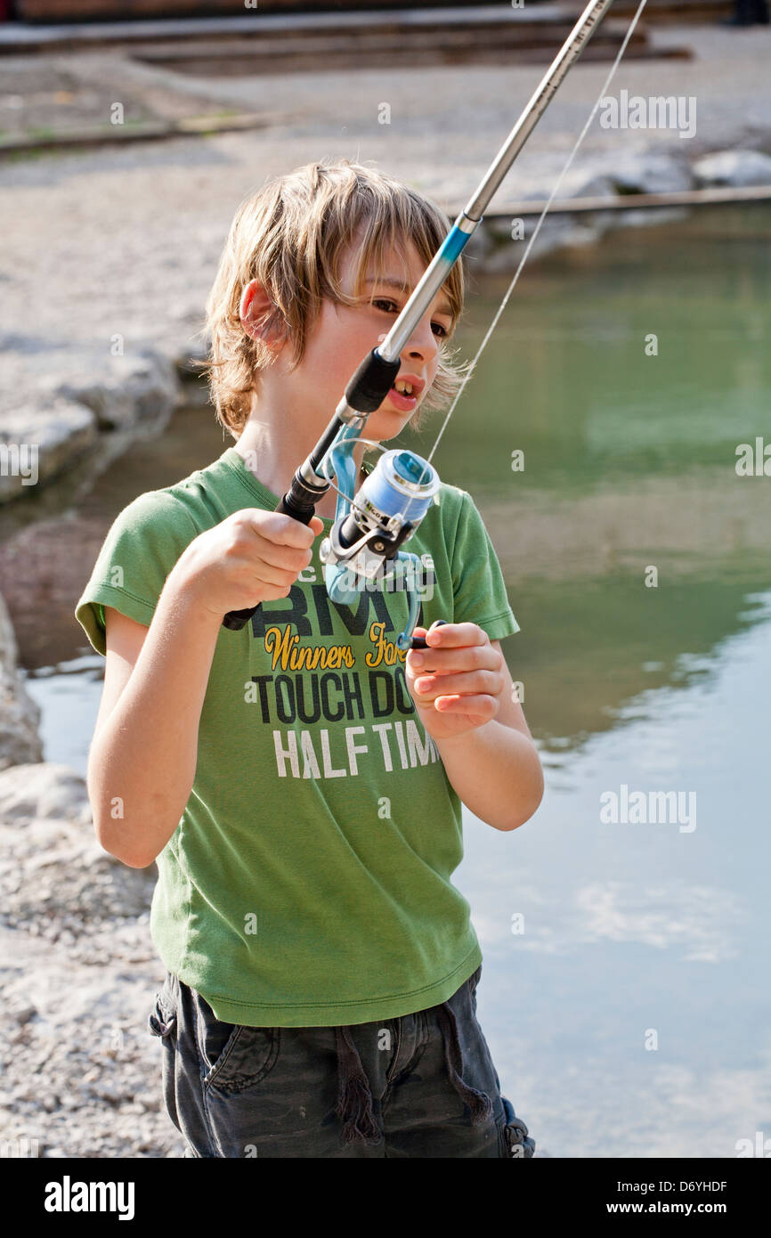 Ragazzo di pesca trote. Foto Stock