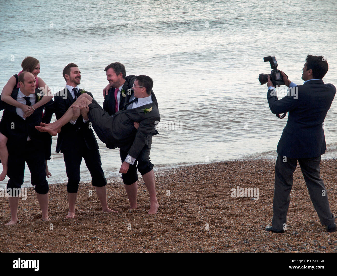 Una festa di nozze sulla spiaggia di Brighton Foto Stock