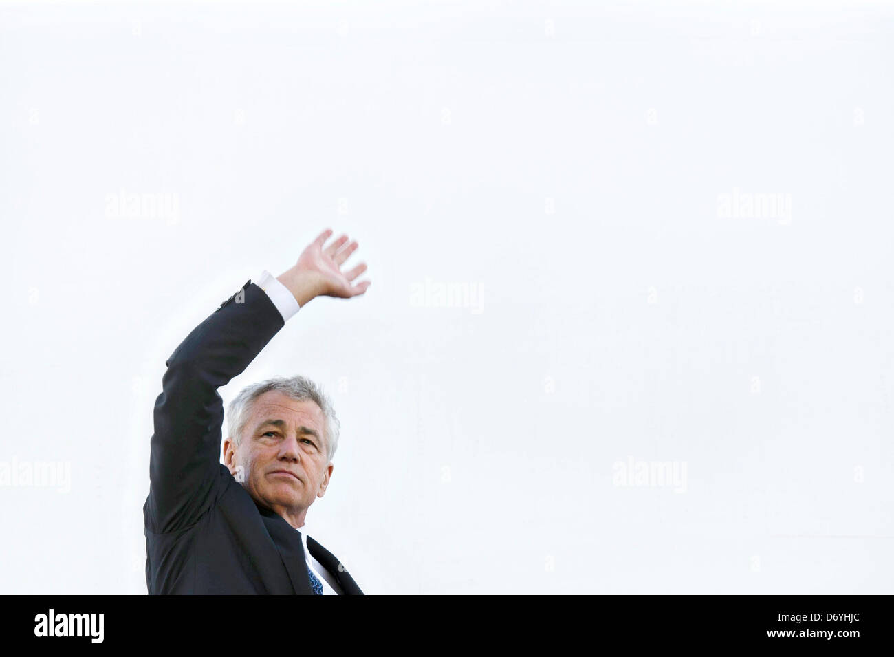 Il Segretario alla difesa degli Stati Uniti Chuck Hagel onde addio dopo la sua visita Aprile 24, 2013 a Il Cairo, Egitto. Hagel è in Egitto su sei giorni di viaggio in Medio oriente. Foto Stock