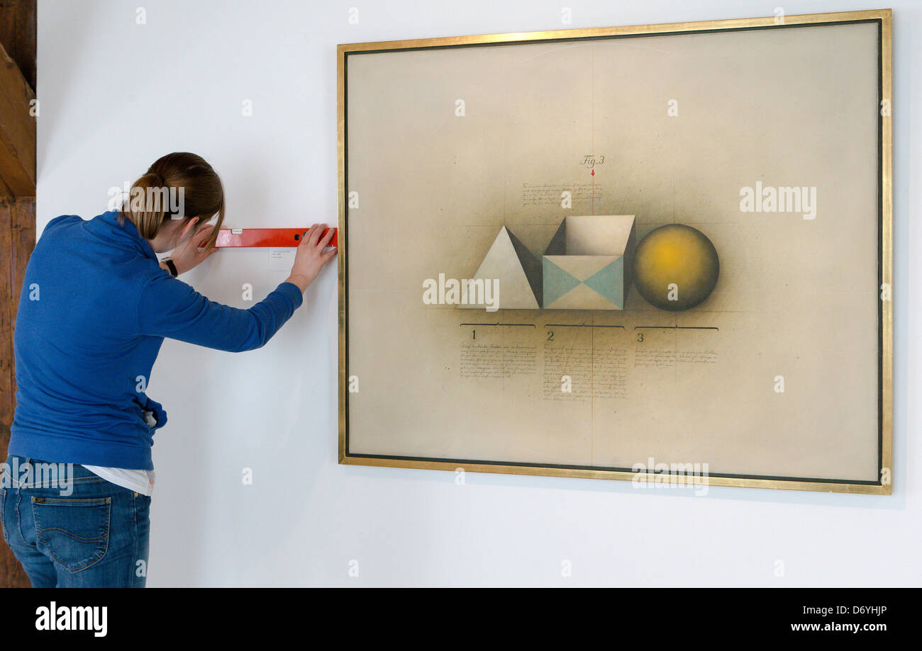 Museo Steffie dipendente Kuthe pende l'immagine 'Fig.3' da Friedrich Meckseper NEL LAND SCHLESWIG, Germania, 25 aprile 2013. Il lavoro è parte della mostra "Lieblingsbilder' ('immagini preferite") presso il Castello Gottorf, che corre dal 28 aprile 2013 fino al 12 gennaio 2014 e una mostra di opere della collezione Grosshaus. Foto: Markus SCHOLZ Foto Stock