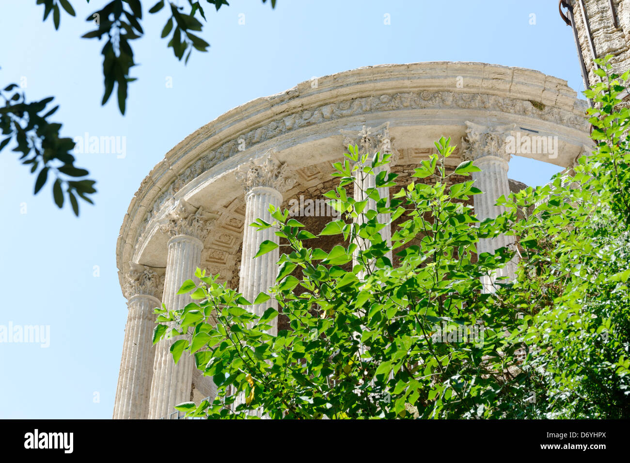 Il Parco di Villa Gregoriana. Tivoli. L'Italia. Vista del tempio romano di Vesta panoramically situato sull'Acropoli si affaccia sul Foto Stock