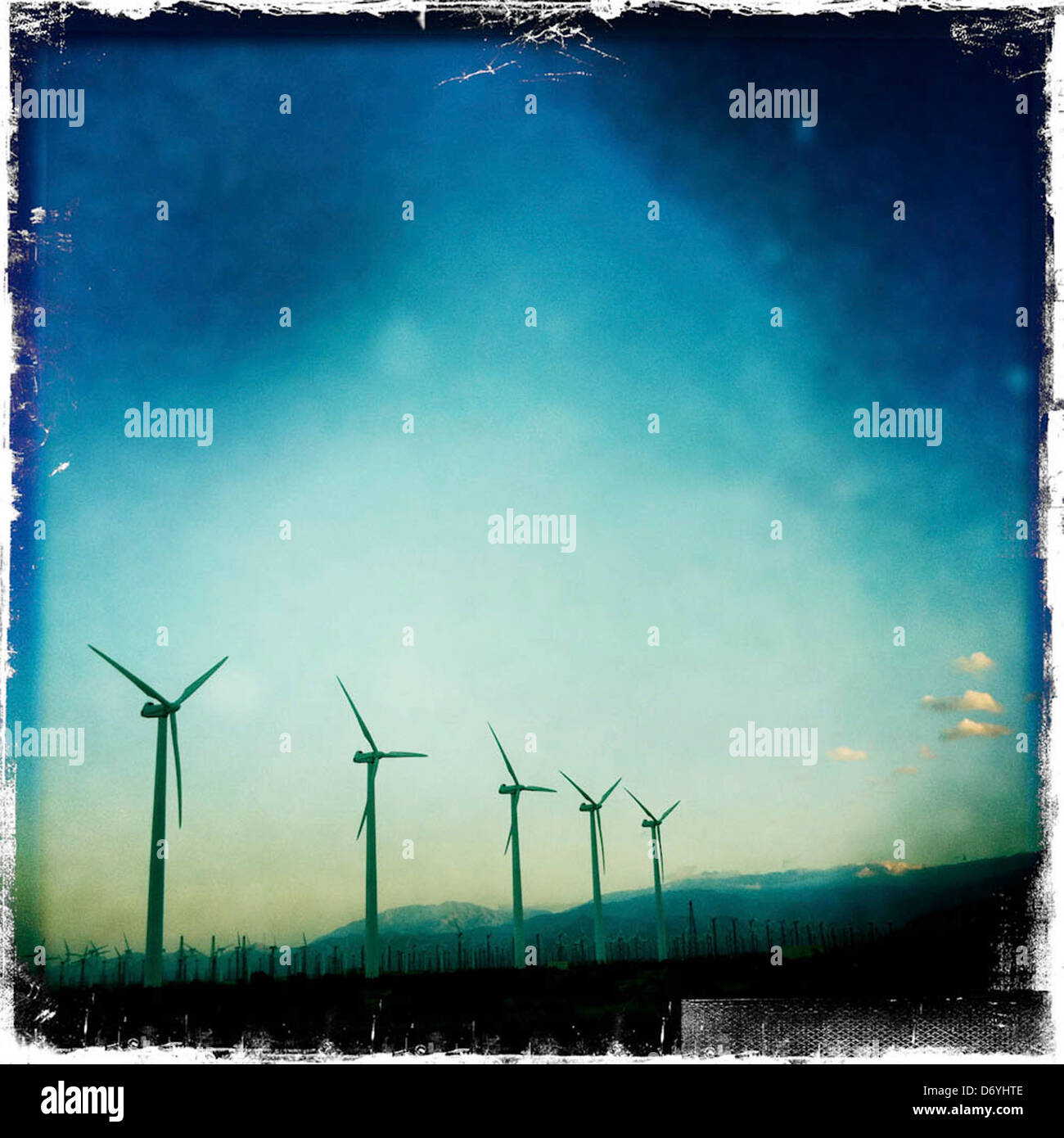 Le turbine eoliche in aree remote, Palm Springs, California, Stati Uniti - Immagine stock catturata con smartphone