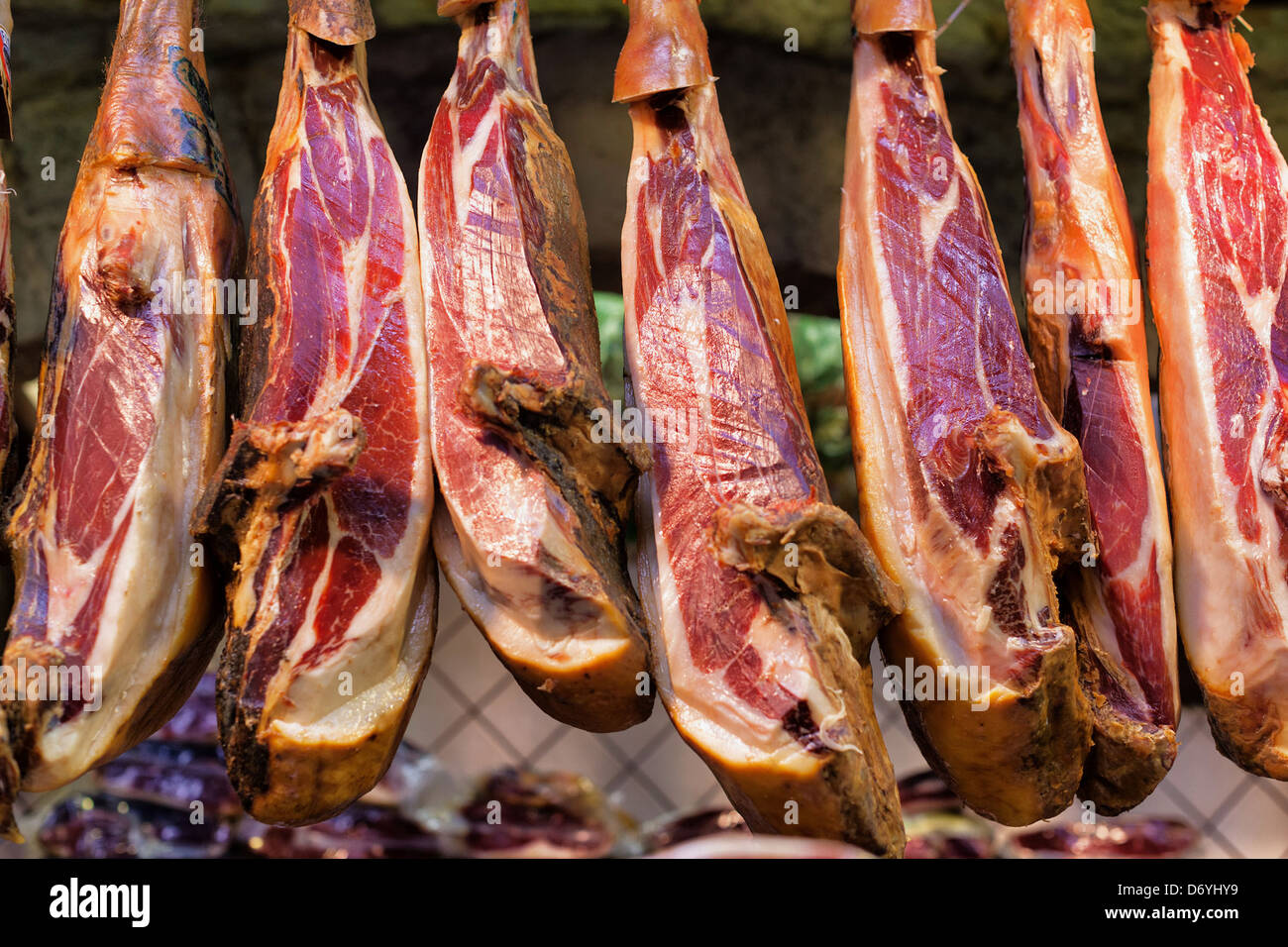 Carne appesi in macelleria - Immagine stock catturata con smartphone